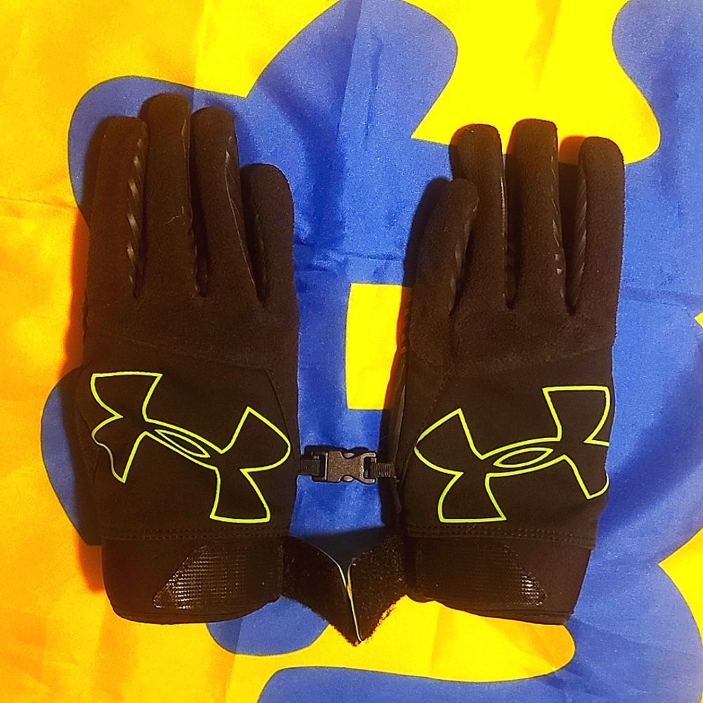Boy's Under Armour insulated athletic gloves with grip